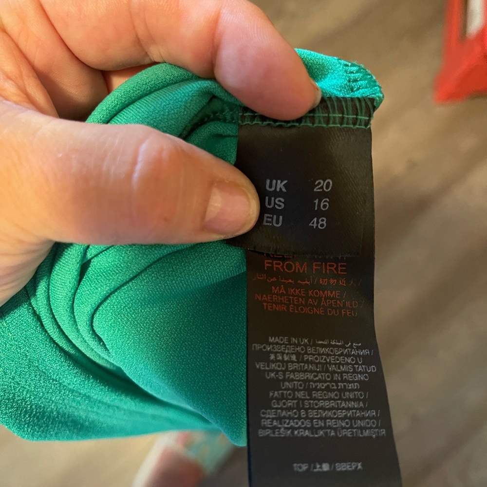 Womens green top can be worn on or off the shoulders. Size 16 - Picture 5 of 6